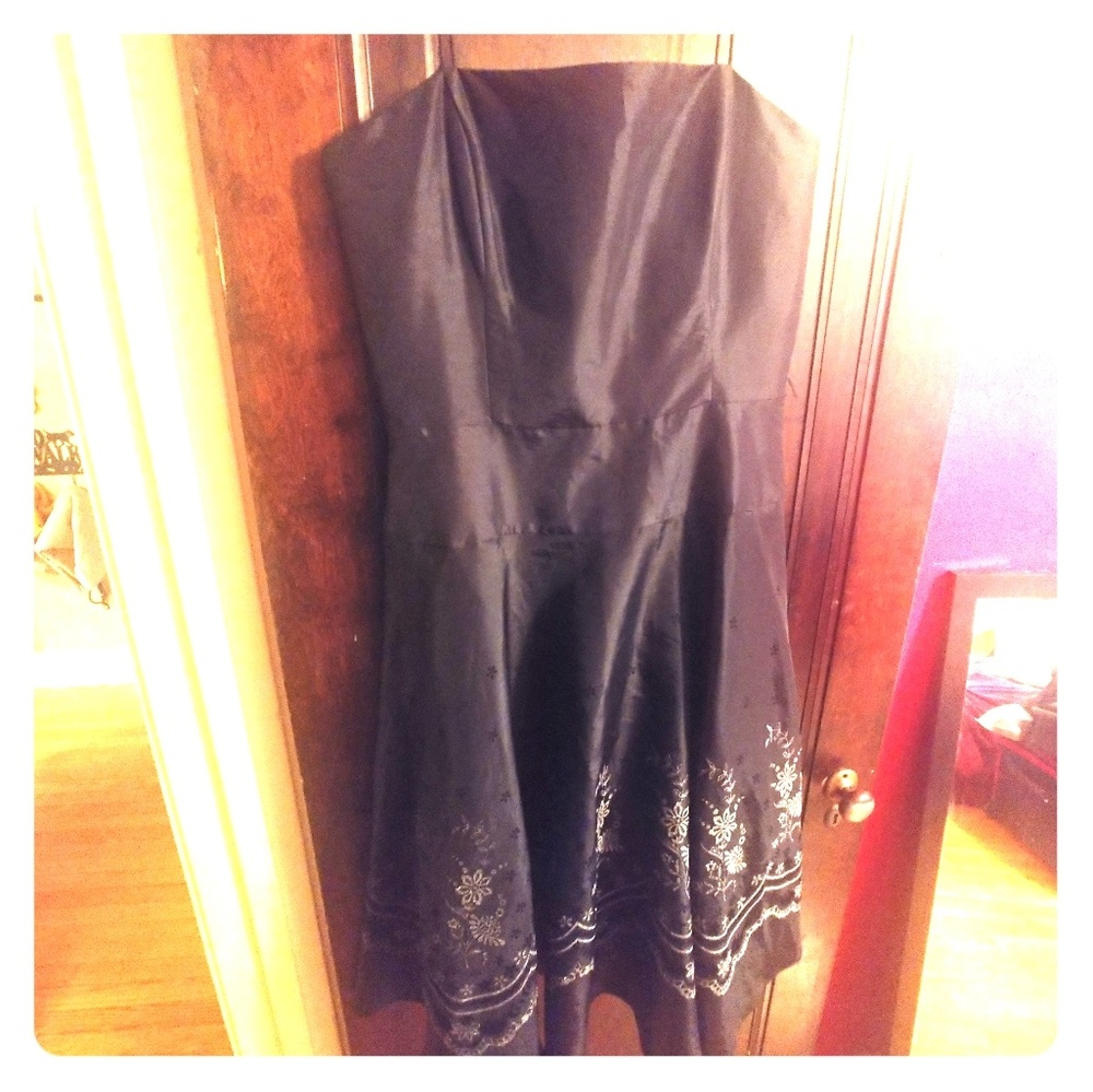 Jessica Howard Black and Silver cocktail dress